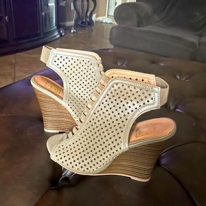 Women wedge new size 8 olive green.. never worn.